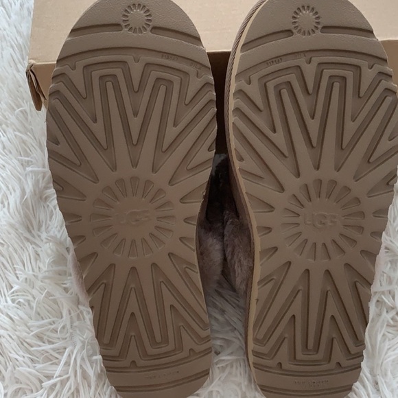 NWB UGG genuine shearling cozy suede slipper runs large - Picture 9 of 9